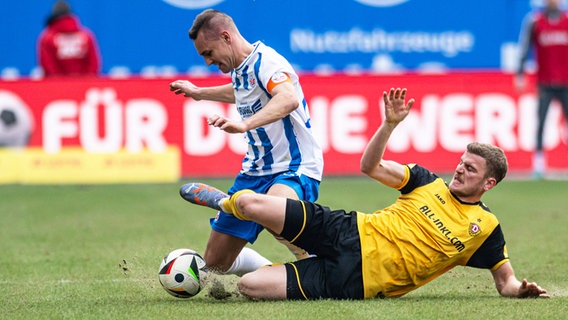 Rostocks Lutz Pfanne (l.) und Dresdens Christoph Daferner kämpfen um den Ball. © IMAGO / Fotostand 