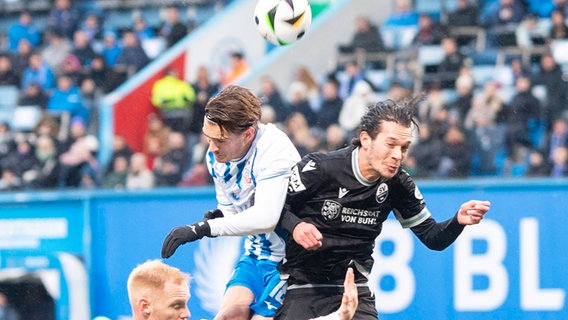 Rostocks Sigurd Hanso Haugen (l.) und Sandhausens Jakob Lewald kämpfen um den Ball. © IMAGO / Ostseephoto 