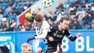 Rostocks Sigurd Hanso Haugen (l.) und Sandhausens Jakob Lewald kämpfen um den Ball. © IMAGO / Ostseephoto 