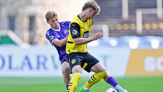 Osnabrücks Bastien Conus (l.) im Zweikampf mit Dortmunds Cole Campbell © Imago Images 