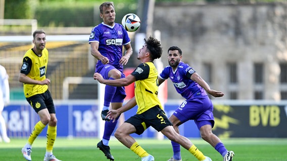 Osnabrücks Robert Tesche im Zweikampf gegen Antonio Foti © Imago Images 