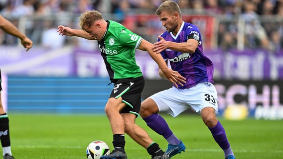 Osnabrücks Timo Beermann (r.) im Zweikampf mit Hannovers Tom Sanne © Imago Images 