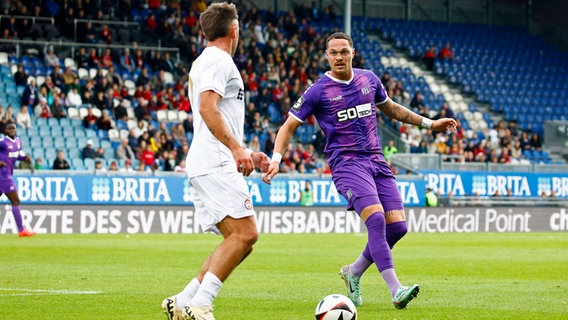 Wiesbadens Thijmen Goppel im Zweikampf mit Osnabrücks Joël Zwarts (r.) © Imago Images 