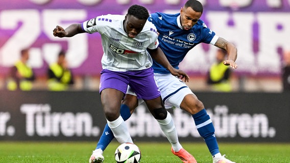 Osnabrücks Kofi Amoako (l.) und Bielefelds Noah Sarenren Bazee kämpfen um den Ball. © MAGO / osnapix 