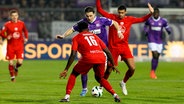 Osnabrücks Erik Engelhardt (ballführend) und Essens Mustafa Kourouma kämpfen um den Ball. © IMAGO / Markus Endberg 