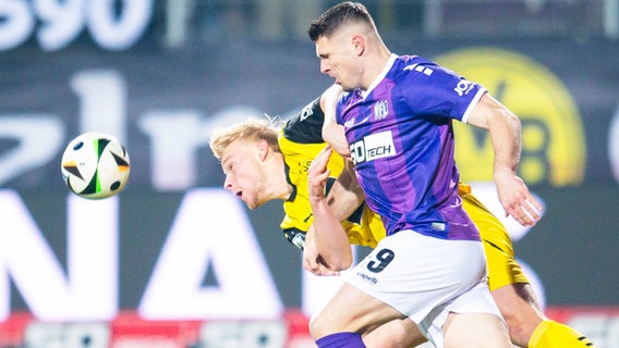 Osnabrücks Marcus Müller (r.) und Dortmunds Ben Vincent Hüning kämpfen um den Ball. © IMAGO / Noah Wedel 