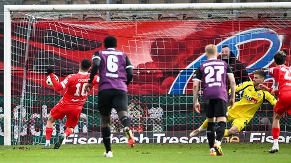 Tolgay Cigerci (l./Energie Cottbus) trifft gegen Osnabrück per Elfmeter. © IMAGO / osnapix 