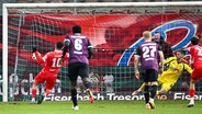 Tolgay Cigerci (l./Energie Cottbus) trifft gegen Osnabrück per Elfmeter. © IMAGO / osnapix 