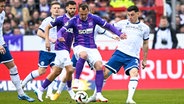 Osnabrücks Robert Tesche (l.) und Bielefelds Stefano Russo kämpfen um den Ball. © IMAGO / osnapix 