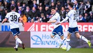 Bielefeld-Spieler bejubeln einen Treffer. © IMAGO / osnapix 