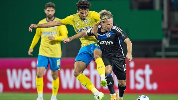 Schalkes Lino Tempelmann (r.) im Duell mit Braunschweigs Johan Gomez © picture alliance / dpa 