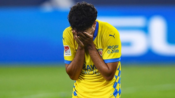 Johan Gomez von Eintracht Braunschweig schlägt die Hände vor das Gesicht © IMAGO/Revierfoto 