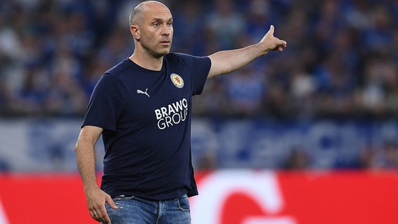 Daniel Scherning ( Trainer Eintracht Braunschweig) im Spiel beim FC Schalke 04 © imago / Revierfoto 