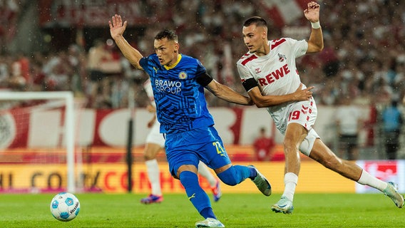 Kölns Tim Lemperle (r.) gegen Braunschweigs Sven Köhler © IMAGO / Revierfoto 