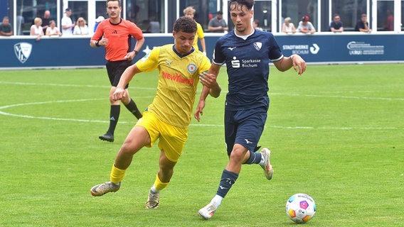 Spielszene der U19-Partie von EIntracht Braunschweig (gelb) gegen den VfL Bochum © IMAGO / Funke Foto Services 