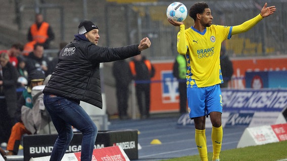 Trainer Daniel Scherning (l.) gestikuliert. © IMAGO / regios24 