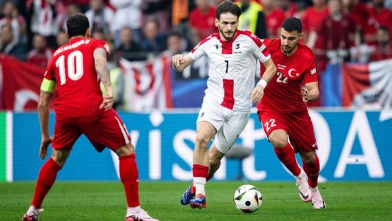 Spielszene Türkei gegen Georgien (weiß) © IMAGO/Bildbyran 