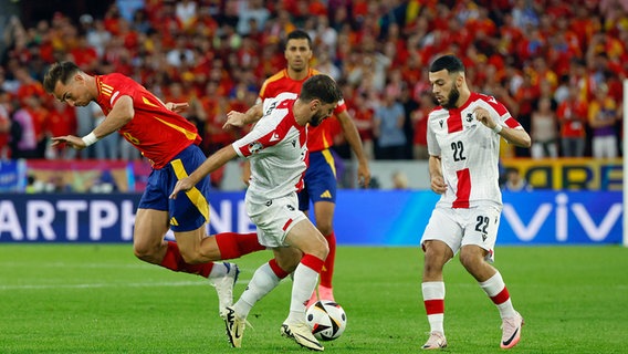 Spielszene Spanien gegen Georgien (weiß) © IMAGO / Agencia EFE 