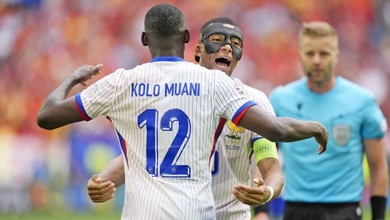Jubel bei den französischen Fußball-Nationalspielern Randal Kolo Muani und  Kylian Mbappe (v.l.) © IMAGO / PA Images 