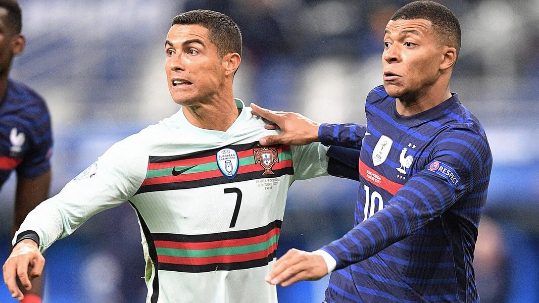 Portugals Cristiano Ronaldo (l.) und Frankreichs Kylian Mbappé