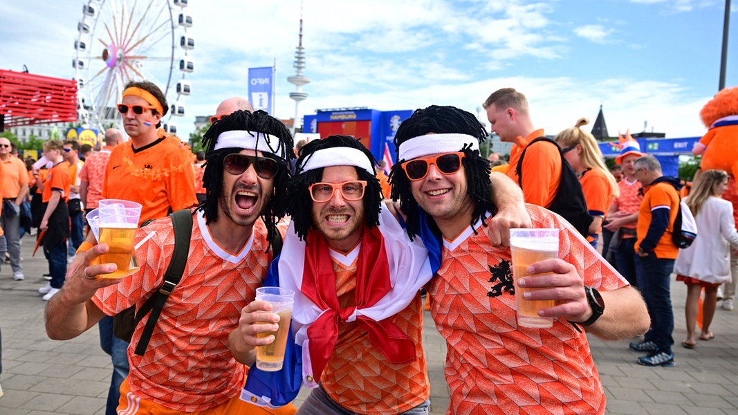 Niederländische Fußball-Fans bei der EM in Hamburg