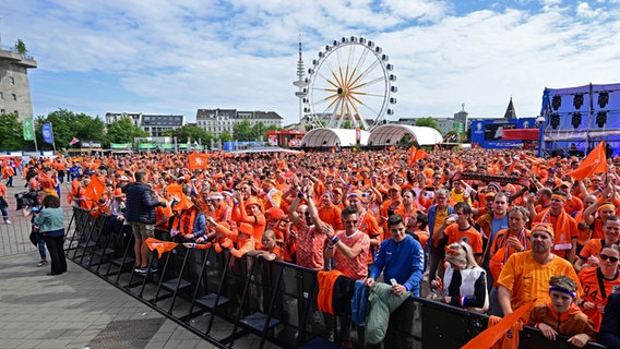 Niederländische Fußball-Fans bei der EM in Hamburg © Witters 