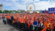 Niederländische Fußball-Fans bei der EM in Hamburg © Witters 