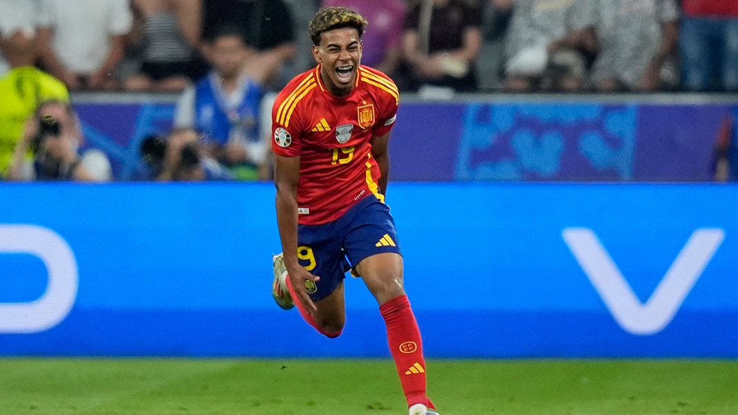 Spaniens Lamine Yamal jubelt über seinen Treffer zum 1:1 im EM-Halbfinale gegen Frankreich. 