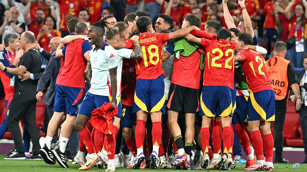 Spaniens Spieler feiern ihren 2:1-Sieg im EM-Halbfinale gegen Frankreich.