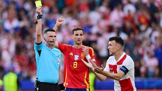 Schiedsrichter Michael Oliver (England) zeigt die Gelbe Karte, Fabian Ruiz (Spanien) und Ivan Perisic (Kroatien) sind entsetzt. © Witters 