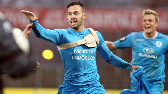 Der nach einer Herzmuskelentzündung und mehreren Herzoperationen mit einem Defibrillator spielende Daniel Engelbrecht im Trikot der Stuttgarter Kickers © IMAGO / Pressefoto Baumann 