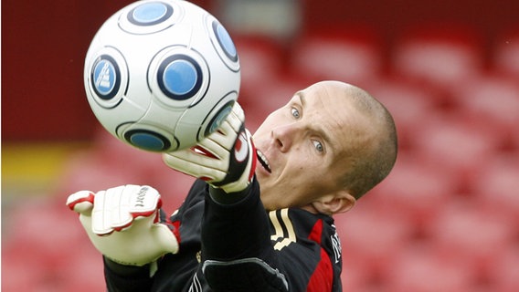 September 2009: Torhüter Robert Enke hält während des Trainings der Fußball-Nationalmannschaft in Köln einen Ball. © picture-alliance/ dpa Foto: Roland Weihrauch