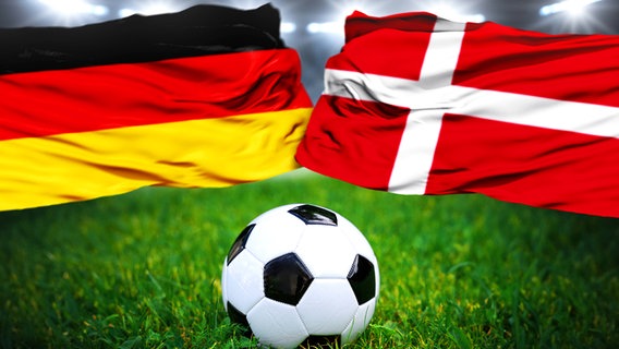 Die Fahnen von Deutschland und Dänemark. Davor liegt ein Fußball. © IMAGO/Bihlmayerfotografie 