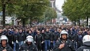 Fans des HSV marschieren vor dem Stadtderby durchs Hamburger Schanzenvierterl zum Stadion des FC St. Pauli. © picture alliance / Christian Charisius / dpa Foto: Christian Charisius