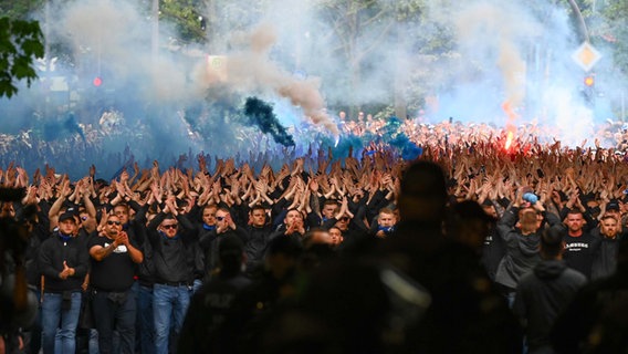 Anhänger des HSV beim Fanmarsch vor dem Derby © picture alliance/dpa | --- 
