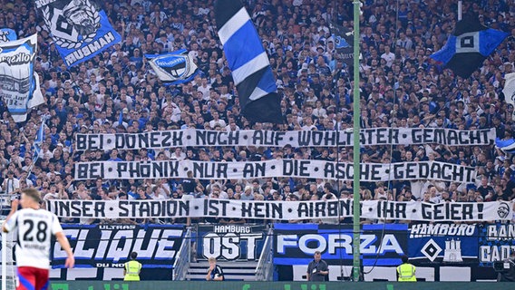 Die HSV-Fans zeigen Banner in der Kurve. © Witters Foto: Tim Groothuis