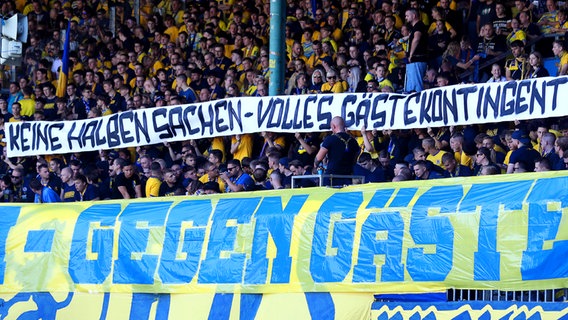 Fans von Eintracht Braunschweig protestieren gegen den Ausschluss von Fans im Niedersachsenderby. © IMAGO/regios24 