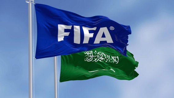 DIe Flaggen des Fußball-Weltverbands FIFA und Saudi-Arabiens nebeneinander © IMAGO / Panthermedia 