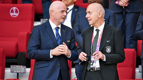 FIFA-Präsident Gianni Infantino (l.) mit DFB-Präsident Bernd Neuendorf © IMAGO / Uwe Kraft 