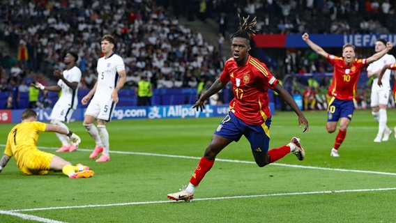 Spielszene im EM-Finale Spanien - England © IMAGO/Shutterstock Foto: Michael Zemanek
