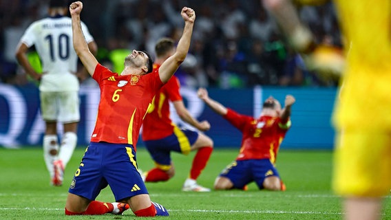 Spanien bejubelt den EM-Titel © IMAGO/Shutterstock Foto: Michael Zemanek
