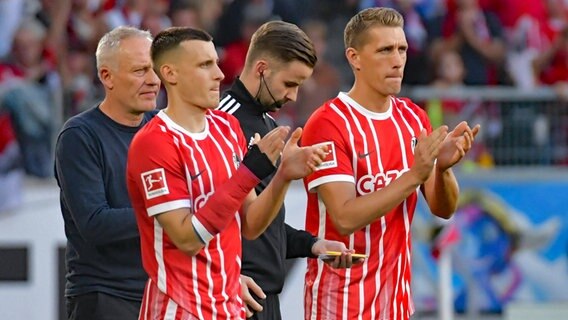 Trainer Christian Streich (l.) vom SC Freiburg mit Nils Petersen (r.) und Maximilian Eggestein © IMAGO/Jan Huebner Foto: Blatterspiel