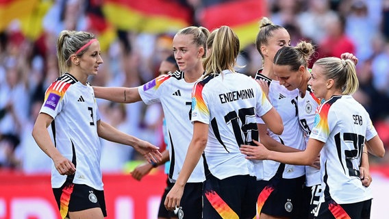 Kathrin Hendrich (l.) und Vivien Endemann (vorne) im Kreis der Nationalmannschaft © Witters 