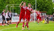 Jubel bei Soufian Benyamina und Oliver Daedlow (v.l.) vom Greifswalder FC © IMAGO / Andre Gschweng 