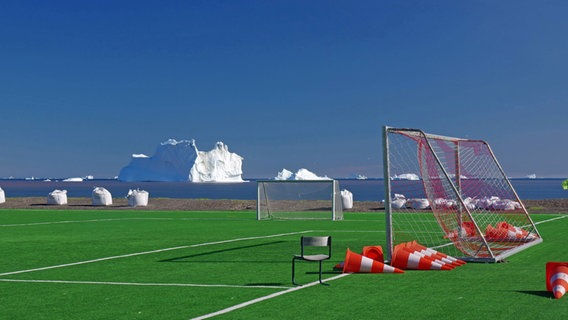 Der einsam gelegene Fußballplatz von Qeqertarsuaq auf Grönland. © IMAGO / Imagebroker 