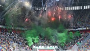Fans von Hannover 96 zünden Pryotechnik im Düsseldorfer Stadion. © IMAGO / revierfoto 