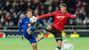 Phil Neumann von Hannover 96 kämpft mit dem Berliner Fabian Reese um den Ball © IMAGO/Eibner-Pressefoto Foto: Bahho Kara