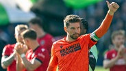 Ron-Robert Zieler von Hannover 96 zeigt den Daumen. © picture alliance/dpa 