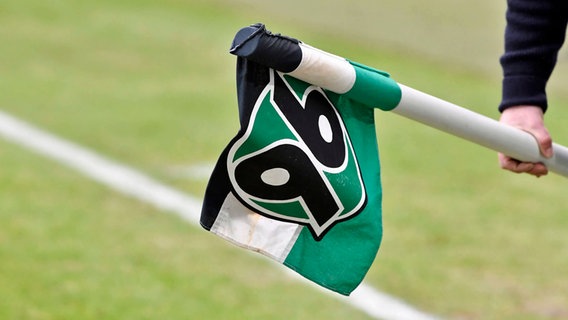 Eine Eckfahne mit dem Logo von Hannover 96. © IMAGO / Zink 