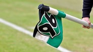 Eine Eckfahne mit dem Logo von Hannover 96. © IMAGO / Zink 